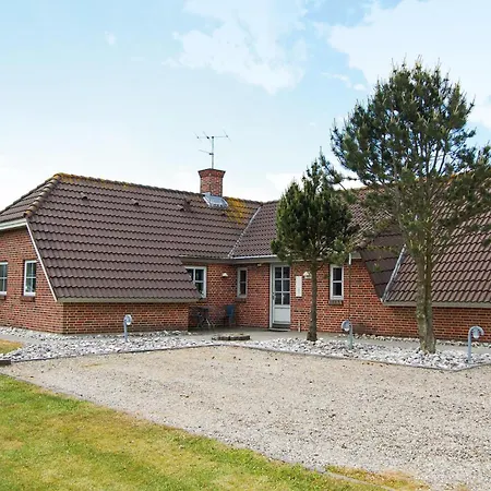 Hébergement de vacances Beach Front Home In Blavand With Sauna *